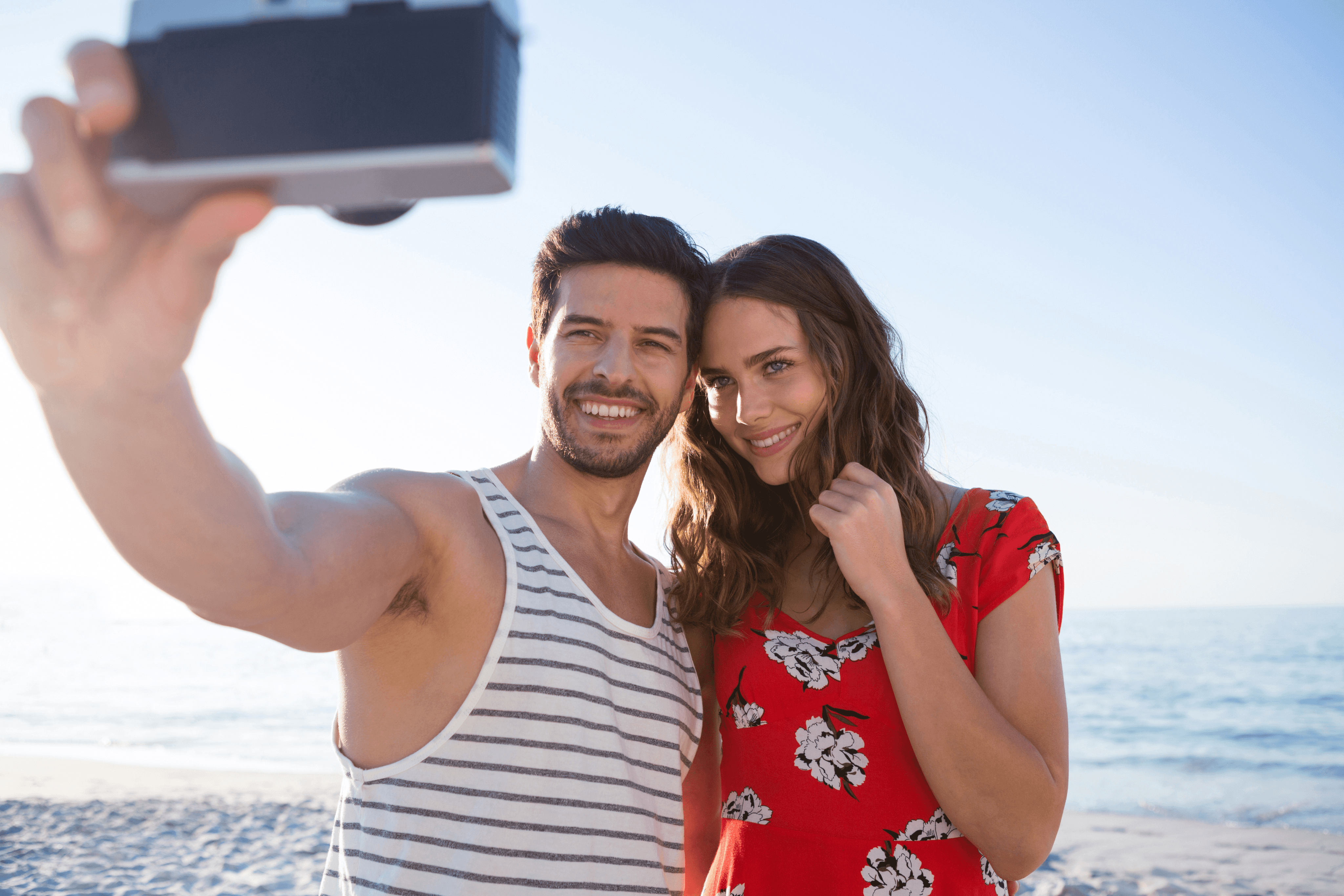 Para robiąca selfie